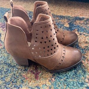 mata size 7 brown Suede ankle booties